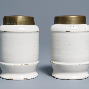 A pair of Dutch Delft blue and white drug jars with brass lids, 18th C. — photo 3