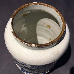 A pair of Dutch Delft blue and white drug jars with brass lids, 18th C. — photo 10
