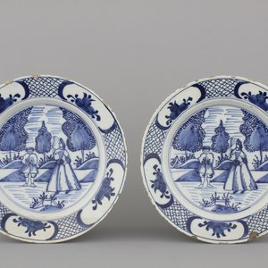A pair of Dutch Delft blue and white figurative dishes, 18th C. — photo 1