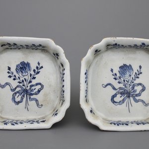 A pair of Dutch Delft blue and white flower holder stands, 18th C. — photo 1