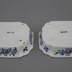 A pair of Dutch Delft blue and white flower holder stands, 18th C. — photo 2