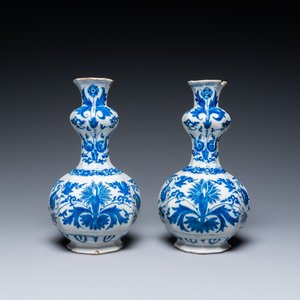 A pair of Dutch Delft blue and white 'garlic head' vases with lotus design, late 17th C. — photo 3