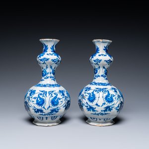 A pair of Dutch Delft blue and white 'garlic head' vases with lotus design, late 17th C. — photo 4