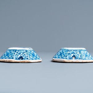 A pair of Dutch Delft blue and white 'harlequin' brush backs, 1st half 18th C. — 照片 5