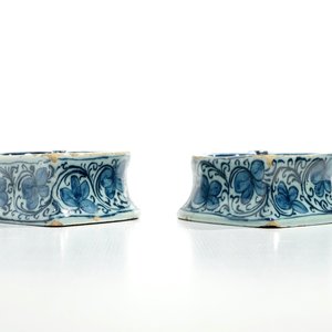 A pair of Dutch Delft blue and white heart-shaped salts, 17/18th C. — photo 3