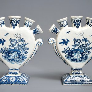 A pair of Dutch Delft blue and white heart-shaped tulip vases, 19th C. — 照片 2