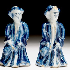 A pair of Dutch Delft blue and white miniatures of men with a jug, 18th C. — photo 2