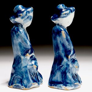 A pair of Dutch Delft blue and white miniatures of men with a jug, 18th C. — photo 3