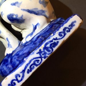 A pair of Dutch Delft blue and white models of dogs, 1st half 18th C. — photo 11