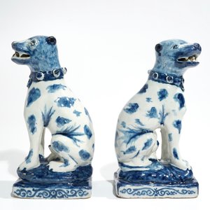 A pair of Dutch Delft blue and white models of dogs, 1st half 18th C. — photo 3