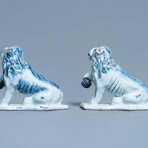 A pair of Dutch Delft blue and white models of lions, 18th C. — photo 4