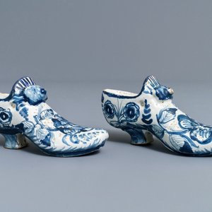 A pair of Dutch Delft blue and white models of shoes, Friesland, Bolsward, 2nd half 18th C. — photo 1
