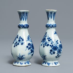 A pair of Dutch Delft blue and white octagonal bottle vases, 17/18th C. — 照片 3