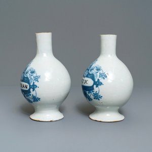A pair of Dutch Delft blue and white pharmacy bottles, 18th C. — 照片 2