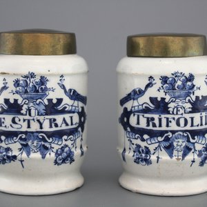 A pair of Dutch Delft blue and white pharmacy jars, albarello form, 18th C. — 照片 1
