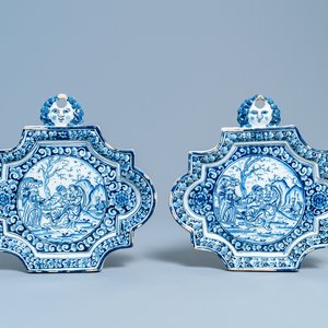 A pair of Dutch Delft blue and white plaques with mascaron suspensions, 18th C. — 照片 1