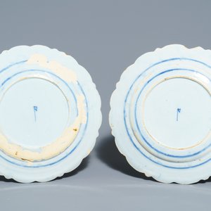 A pair of Dutch Delft blue and white plates, three cups and a saucer, 18th C. — photo 3