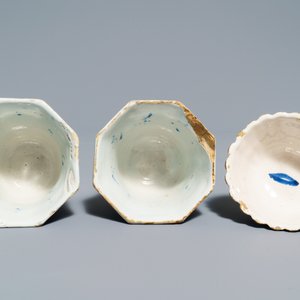 A pair of Dutch Delft blue and white plates, three cups and a saucer, 18th C. — photo 8