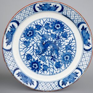 A pair of Dutch Delft blue and white plates with a chinoiserie design of dragons, 18th C. — photo 3