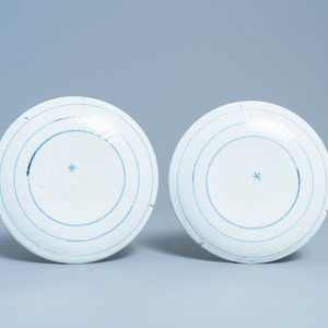 A pair of Dutch Delft blue and white plates with biblical scenes, 18th C. — photo 2