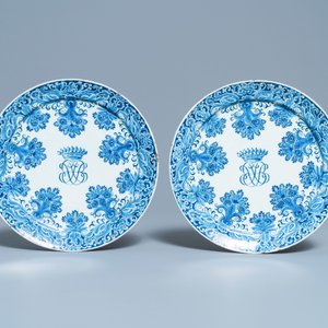A pair of Dutch Delft blue and white plates with crowned monograms, 1st quarter 18th C. — 照片 2