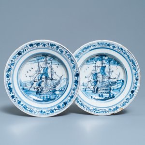 A pair of Dutch Delft blue and white plates with threemasters, 18th C. — 照片 1