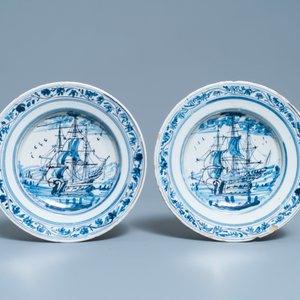 A pair of Dutch Delft blue and white plates with threemasters, 18th C. — 照片 2