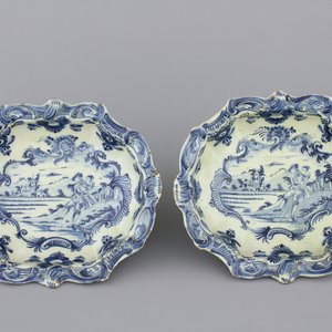 A pair of Dutch Delft blue and white saladiers with a trumpet player, 18th C. — photo 1