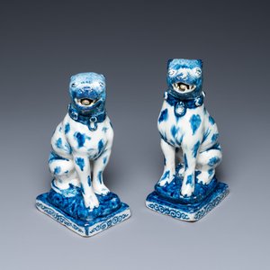 A pair of Dutch Delft blue and white seated dogs, 18th C. — 照片 1