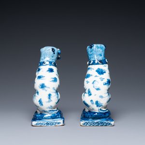A pair of Dutch Delft blue and white seated dogs, 18th C. — 照片 3
