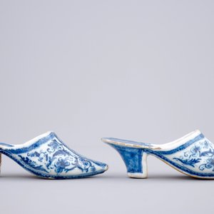 A pair of Dutch Delft blue and white shoes, 18th C. — photo 3