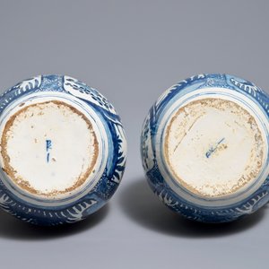 A pair of Dutch Delft blue and white silver-mounted jugs in Japanese Arita style, ca. 1700 — photo 8