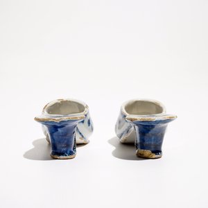 A pair of Dutch Delft blue and white slippers with floral design, 18th C. — 照片 3
