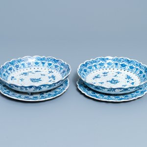 A pair of Dutch Delft blue and white strawberry strainers on stands, 18th C. — 照片 2