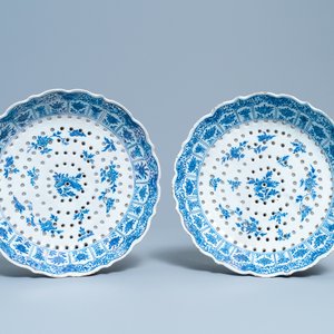 A pair of Dutch Delft blue and white strawberry strainers on stands, 18th C. — 照片 3