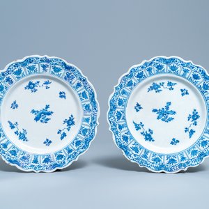 A pair of Dutch Delft blue and white strawberry strainers on stands, 18th C. — 照片 5