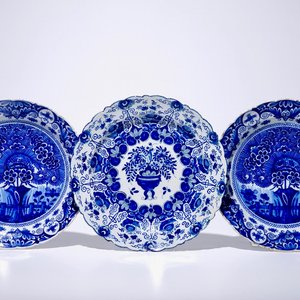 A pair of Dutch Delft blue and white "Tea Tree" dishes and a dish with a flower basket, 18th C. — photo 1