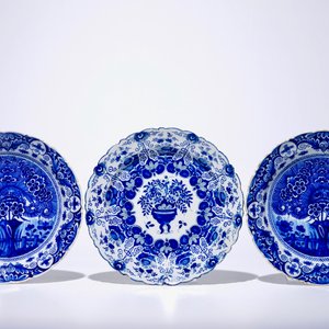 A pair of Dutch Delft blue and white "Tea Tree" dishes and a dish with a flower basket, 18th C. — photo 2