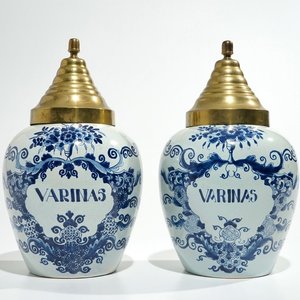 A pair of Dutch Delft blue and white tobacco jars, 19th C. — 照片 1