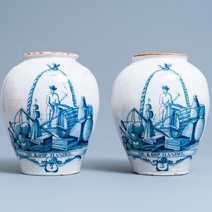 A pair of Dutch Delft blue and white tobacco jars with a trader, 18th C. — 照片 1