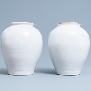 A pair of Dutch Delft blue and white tobacco jars with a trader, 18th C. — 照片 3