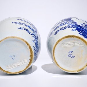 A pair of Dutch Delft blue and white tobacco jars with brass covers, 19th C. — 照片 6