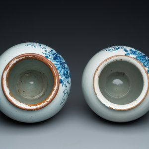 A pair of Dutch Delft blue and white tobacco jars with brass lids, 18th C. — 照片 6