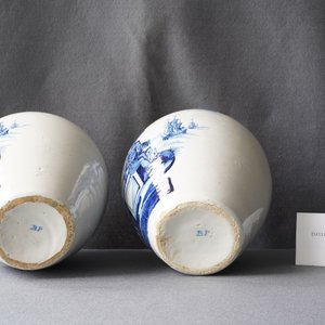 A pair of Dutch Delft blue and white tobacco jars with indians, 18th C. — 照片 11
