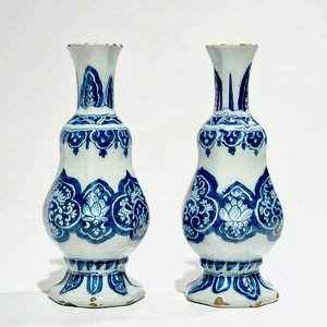 A pair of Dutch Delft blue and white vases, 17th C. — 照片 1