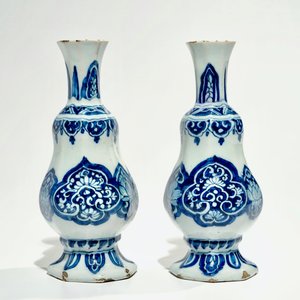 A pair of Dutch Delft blue and white vases, 17th C. — 照片 2
