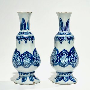 A pair of Dutch Delft blue and white vases, 17th C. — 照片 3