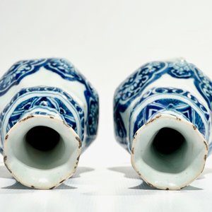 A pair of Dutch Delft blue and white vases, 17th C. — 照片 8