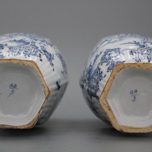 A pair of Dutch Delft blue and white vases, 18th C. — 照片 1