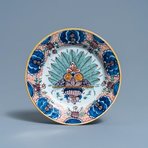 A pair of Dutch Delft blue and white vases and a 'peacock's tail' plate, 18th C. — 照片 2